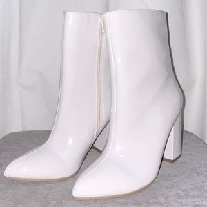 White/cream Boots! toe point 70s style boots.